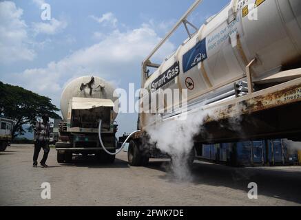 Guwahati, Guwahati, Indien. Mai 2021. Sauerstoff wird nach dem Entladen aus dem Oxygen Expres-Zug von einem Container zu einem anderen Tanker transportiert, der für COVID-19-Patienten verwendet wird, nachdem er am Sonntag, den 23. Mai 2021 im NF Railway Container Depot in Amingaon in Guwahati Assam India angekommen ist.Foto-DASARATH DEKA Credit: Dasarath Deka/ZUMA Wire/Alamy Live News Stockfoto
