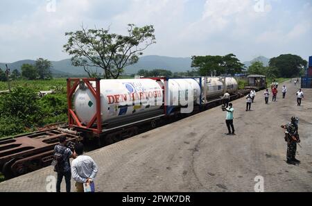 Guwahati, Guwahati, Indien. Mai 2021. Der Oxyge Expres-Zug mit 80 Tonnen medizinischem Sauerstoff für COVID-19-Patienten kam am Sonntag, den 23. Mai 2021, im NF Railway Container Depot in Amingaon in Guwahati Assam India an.Foto-DASARATH DEKA Credit: Dasarath Deka/ZUMA Wire/Alamy Live News Stockfoto