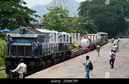 Guwahati, Guwahati, Indien. Mai 2021. Der Oxyge Expres-Zug mit 80 Tonnen medizinischem Sauerstoff für COVID-19-Patienten kam am Sonntag, den 23. Mai 2021, im NF Railway Container Depot in Amingaon in Guwahati Assam India an.Foto-DASARATH DEKA Credit: Dasarath Deka/ZUMA Wire/Alamy Live News Stockfoto
