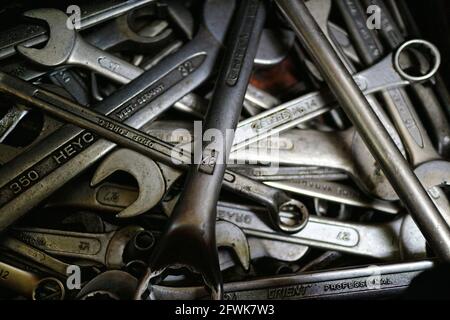 Kuwait-Stadt – Kuwait – 15. April 2021: Schraubenschlüssel und andere Werkzeuge stapelten sich zufällig in einer Schublade Stockfoto