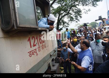Guwahati, Guwahati, Indien. Mai 2021. Himanta Biswa Sarma, der den Oxyge Expres-Zug mit 80 Tonnen medizinischem Sauerstoff für COVID-19-Patienten zurückfuhr, kam am Sonntag, den 23. Mai 2021, im NF Railway Container Depot in Amingaon in Guwahati Assam India an. Quelle: Dasarath Deka/ZUMA Wire/Alamy Live News Stockfoto