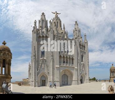 Blick auf die obere Kirche Sagra Cor (Sacred Heart of Jesus) Tempel von der unteren Aussichtsplattform auf der Basilika, Berg Tibidabo, Barcelona, Katalonien. Stockfoto