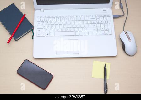 Stilvoller Schreibtisch mit Laptop, Tagebuch und Arbeitsplatz auf weißem Hintergrund. Flach liegend Stockfoto