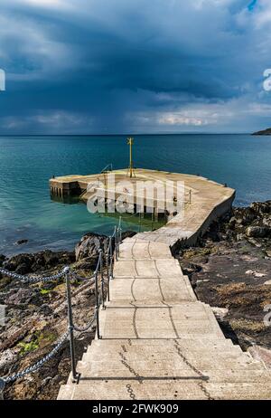 Alte Pier und Navigationsmarkierung an sonnigen Tagen mit Sturmwolken über Firth of Forth, North Berwick, East Lothian, Schottland, Großbritannien Stockfoto