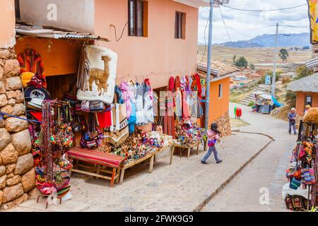 Straßenszene mit touristischen Souvenirläden in Chinchero, einem kleinen rustikalen Dorf der Anden im Heiligen Tal, Provinz Urubamba, Region Cusco, Peru Stockfoto
