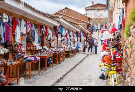 Straßenszene mit touristischen Souvenirläden in Chinchero, einem kleinen rustikalen Dorf der Anden im Heiligen Tal, Provinz Urubamba, Region Cusco, Peru Stockfoto
