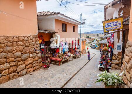 Straßenszene mit touristischen Souvenirläden in Chinchero, einem kleinen rustikalen Dorf der Anden im Heiligen Tal, Provinz Urubamba, Region Cusco, Peru Stockfoto