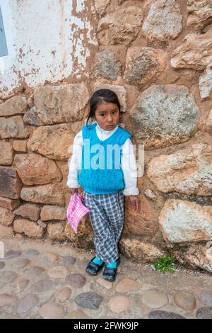Das junge Mädchen aus der Region Quechua trägt einen blauen Strickpullover in Chinchero, einem rustikalen Andendorf im Heiligen Tal, Urubamba, Region Cusco, Peru Stockfoto