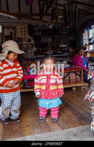 Süße lokale Quechua-Kinder in einem Geschäft in Chinchero, einem kleinen rustikalen Dorf der Anden im Heiligen Tal, Provinz Urubamba, Region Cusco, Peru Stockfoto