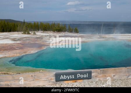 Wyoming, Yellowstone National Park, West Thumb Geyser Basin, Abyss Pool mit Yellowstone Lake in der Ferne. Stockfoto