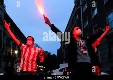 Madrid, Spanien. Mai 2021. Fans von Atletico de Madrid feiern den Sieg des Teams beim La Liga-Titel 2020-2021 in Madrid, Spanien, 22. Mai 2021. Atletico Madrid wurde mit einem Sieg von 2-1 in Valladolid an einem dramatischen Samstagnachmittag zum Meister der Liga für die Saison 2021-22 gekrönt. Kredit: Gustavo Valiente/Xinhua/Alamy Live Nachrichten Stockfoto