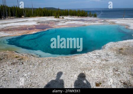 Wyoming, Yellowstone National Park, West Thumb Geyser Basin, Abyss Pool mit Yellowstone Lake in der Ferne. Stockfoto