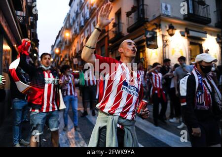 Madrid, Spanien. Mai 2021. Fans von Atletico de Madrid feiern den Sieg des Teams beim La Liga-Titel 2020-2021 in Madrid, Spanien, 22. Mai 2021. Atletico Madrid wurde mit einem Sieg von 2-1 in Valladolid an einem dramatischen Samstagnachmittag zum Meister der Liga für die Saison 2021-22 gekrönt. Kredit: Gustavo Valiente/Xinhua/Alamy Live Nachrichten Stockfoto