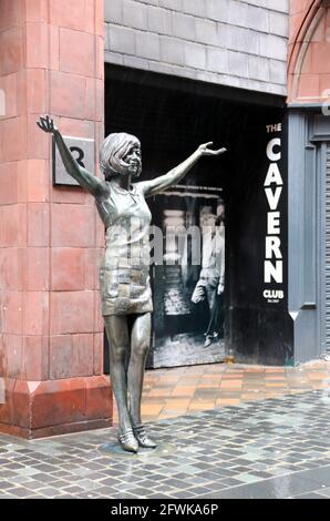 Statue der Cilla Black vor dem Cavern Club in Liverpool Stockfoto