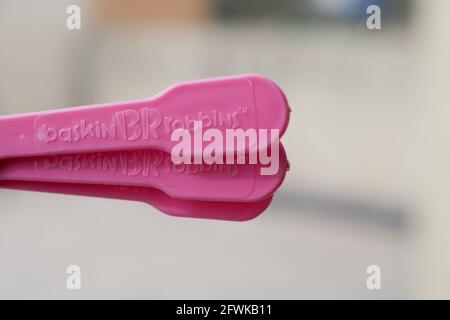 Lahore, Punjab, Pakistan - 2. April 2021: Baskin Robbins Eislöffel, Plastiklöffel von baskin robbins zum Essen von Eis Stockfoto