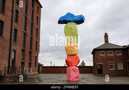 Kunstwerke von Ugo Rondinone aus dem Liverpool Mountain im Mermaid Courtyard Neben der Tate Liverpool Stockfoto