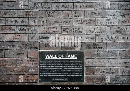 Wall of Fame in der Matthew Street in Liverpool Stockfoto