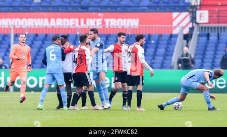 ROTTERDAM, NIEDERLANDE - MAI 23: Kampf mit den Spielern von Feyenoord Rotterdam und FC Utrecht, Adam Maher vom FC Utrecht, Rigeciano Haps von Feyenoord Rotterdam, Achraf El Bouchataoui von Feyenoord Rotterdam, Joris van Overeem vom FC Utrecht, Marcos Senesi von Feyenoord Rotterdam, Orkun Kokcu von Feyenoord Rotterdam, Willem Janssen vom FC Utrecht beim niederländischen Eredivisie-Spiel zwischen Feyenoord Rotterdam und FC Utrecht am 23. Mai 2021 im Stadion Feijenoord De Kuip in Rotterdam, Niederlande (Foto: Yannick Verhoeven/Orange Picts) Stockfoto