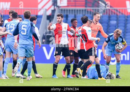 ROTTERDAM, NIEDERLANDE - 23. MAI: Kampf mit den Spielern von Feyenoord Rotterdam und FC Utrecht, Marcos Senesi von Feyenoord Rotterdam, Tyrell Malacia von Feyenoord Rotterdam, Bryan Linssen von Feyenoord Rotterdam, Steven Berghuis von Feyenoord Rotterdam, Torhüter Justin Bijlow von Feyenoord Rotterdam, Gyrano Kerk vom FC Utrecht, Willem Janssen vom FC Utrecht beim niederländischen Eredivisie-Spiel zwischen Feyenoord Rotterdam und FC Utrecht am 23. Mai 2021 im Stadion Feijenoord De Kuip in Rotterdam, Niederlande (Foto: Yannick Verhoeven/Orange Picts) Stockfoto