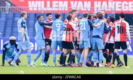 ROTTERDAM, NIEDERLANDE - 23. MAI: Kämpfe mit den Spielern von Feyenoord Rotterdam und FC Utrecht während des niederländischen Eredivisie-Spiels zwischen Feyenoord Rotterdam und FC Utrecht am 23. Mai 2021 im Stadion Feijenoord De Kuip in Rotterdam, Niederlande (Foto: Yannick Verhoeven/Orange Picts) Stockfoto