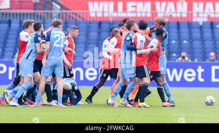 ROTTERDAM, NIEDERLANDE - MAI 23: Kämpfe mit den Spielern von Feyenoord Rotterdam und FC Utrecht, Gyrano Kerk vom FC Utrecht, Hidde ter Avest vom FC Utrecht, Steven Berghuis von Feyenoord Rotterdam, Torhüter Justin Bijlow von Feyenoord Rotterdam, Willem Janssen vom FC Utrecht beim niederländischen Eredivisie-Spiel zwischen Feyenoord Rotterdam und FC Utrecht am 23. Mai 2021 im Stadion Feijenoord De Kuip in Rotterdam, Niederlande (Foto: Yannick Verhoeven/Orange Picts) Stockfoto