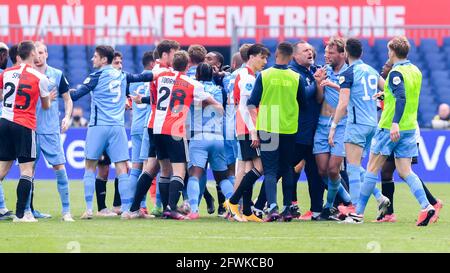 ROTTERDAM, NIEDERLANDE - 23. MAI: Kämpfe mit den Spielern von Feyenoord Rotterdam und FC Utrecht während des niederländischen Eredivisie-Spiels zwischen Feyenoord Rotterdam und FC Utrecht am 23. Mai 2021 im Stadion Feijenoord De Kuip in Rotterdam, Niederlande (Foto: Yannick Verhoeven/Orange Picts) Stockfoto