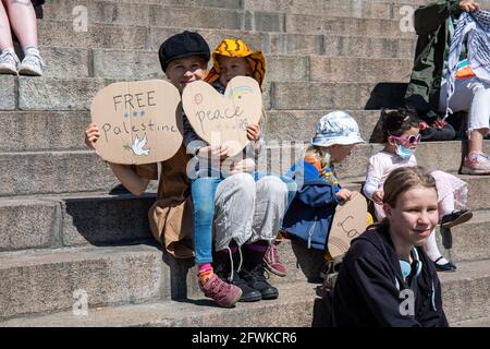 Frau mit Kindern demonstriert im Namen Palästinas in Helsinki, Finnland Stockfoto