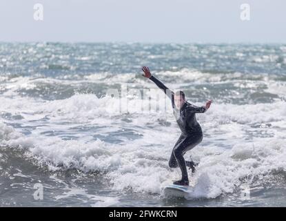 Garrettstown, Cork, Irland. Mai 2021. Ein Sufer versucht, sein Gleichgewicht während der rauen Seebedingungen in Garrettstown, Co. Cork, Irland, zu halten. -Credit; David Creedon / Alamy Live News Stockfoto