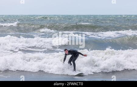 Garrettstown, Cork, Irland. Mai 2021. Ein Sufer, der eine Welle während der rauen Meeresbedingungen in Garrettstown, Co. Cork, Irland, fängt. - Credit; David Creedon / Alamy Live News Stockfoto