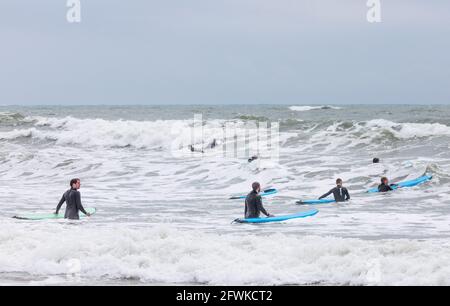 Garrettstown, Cork, Irland. Mai 2021. Surfer gehen unter rauen Bedingungen in Garrettstown, Co. Cork, Irland, ins Wasser.- Credit; David Creedon / Alamy Live News Stockfoto