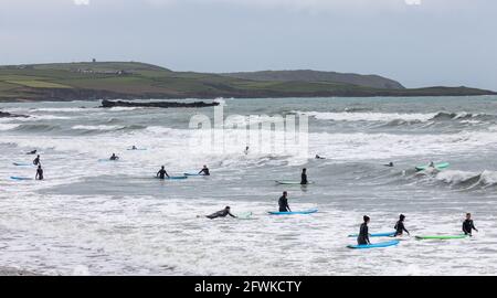 Garrettstown, Cork, Irland. Mai 2021. Surfer gehen unter rauen Bedingungen in Garrettstown, Co. Cork, Irland, ins Wasser.- Credit; David Creedon / Alamy Live News Stockfoto