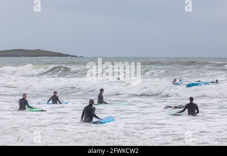 Garrettstown, Cork, Irland. Mai 2021. Surfer gehen unter rauen Bedingungen in Garrettstown, Co. Cork, Irland, ins Wasser.- Credit; David Creedon / Alamy Live News Stockfoto