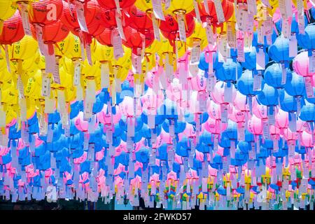 Namyangju, Südkorea. Mai 2021. Lotuslaternen, die mit Gebetsanliegen und Namen gekennzeichnet sind, werden während einer Zeremonie zur Feier von Buddhas Geburtstag im Bongseonsa Tempel gesehen. Kredit: SOPA Images Limited/Alamy Live Nachrichten Stockfoto