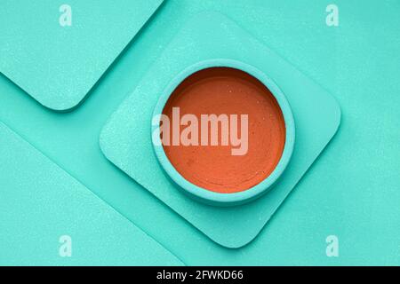 Aqua Farbe , solide aqua texturierten Hintergrund mit verschiedenen Formen von Objekten darüber platziert Stockfoto