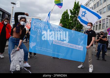 Nürnberg, Deutschland. Mai 2021. Die Teilnehmer der Kundgebung „Nein zum Judenhass“ halten ein Banner mit der Aufschrift „Gegen jeden Antisemitismus“ hoch. Unterstützt wird die Kundgebung unter anderem von der Allianz gegen Rechtsextremismus und dem Rat der Religionen in der Metropolregion Nürnberg. Quelle: Nicolas Armer/dpa/Alamy Live News Stockfoto