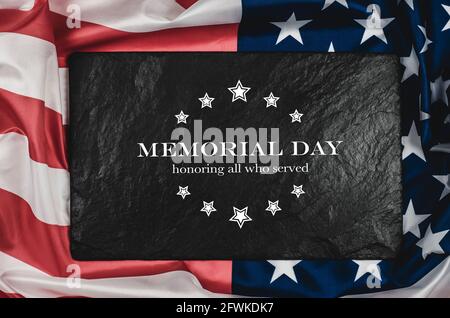 Amerikanische Flagge auf schwarzem Hintergrund mit dem Text Memorial Day. Die Inschrift Erinnerung und Ehre auf schwarzem Hintergrund. Amerikanische Feiertage. Stockfoto