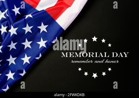 Amerikanische Flagge auf schwarzem Hintergrund mit dem Text Memorial Day. Die Inschrift Erinnerung und Ehre auf schwarzem Hintergrund. Amerikanische Feiertage. Stockfoto