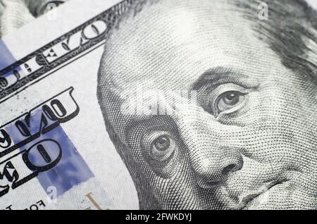 100-Dollar-Schein aus nächster Nähe. Teil einer neuen Hundert-Dollar-Rechnung. Benjamin Franklin Nahaufnahme Porträt Stockfoto