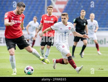 Hannover, Deutschland. Mai 2021. Fußball: 2. Bundesliga, Hannover 96 - 1. FC Nürnberg, Matchday 34 in der HDI Arena. Hannovers Josip Elez (l) kämpft mit dem Nürnberger Nikola Dovedan um den Ball. Quelle: Hauke-Christian Dittrich/dpa - WICHTIGER HINWEIS: Gemäß den Bestimmungen der DFL Deutsche Fußball Liga und/oder des DFB Deutscher Fußball-Bund ist es untersagt, im Stadion und/oder vom Spiel aufgenommene Fotos in Form von Sequenzbildern und/oder videoähnlichen Fotoserien zu verwenden oder zu verwenden./dpa/Alamy Live News Stockfoto