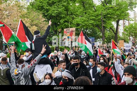 Berlin, Deutschland. Mai 2021. Demonstranten halten palästinensische Fahnen hoch, während sie „Free Free Palestine“ skandieren und auf der Oranienburger Straße spazieren. Die Demonstration findet unter dem Motto "die Ereignisse in Palästina und die deutschen Medien" statt. Quelle: Annette Riedl/dpa/Alamy Live News Stockfoto