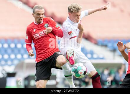 Hannover, Deutschland. Mai 2021. Fußball: 2. Bundesliga, Hannover 96 - 1. FC Nürnberg, Matchday 34 in der HDI Arena. Hannovers Niklas Hult kämpft mit Nürnbergs Robin Hack um den Ball. Quelle: Hauke-Christian Dittrich/dpa - WICHTIGER HINWEIS: Gemäß den Bestimmungen der DFL Deutsche Fußball Liga und/oder des DFB Deutscher Fußball-Bund ist es untersagt, im Stadion und/oder vom Spiel aufgenommene Fotos in Form von Sequenzbildern und/oder videoähnlichen Fotoserien zu verwenden oder zu verwenden./dpa/Alamy Live News Stockfoto