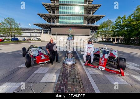 Indianapolis, Indiana, USA. Mai 2021. Der 4-malige Indy500-Sieger AJ Foyt, Jr, posiert mit seinem 1961 siegreichen Auto mit der Borg Warner Trophy und seinem ABC Supply Entry, der von JR Hildebrand angetrieben wird. Kredit: Brian Spurlock Grindstone Medien/ASP/ZUMA Wire/Alamy Live Nachrichten Stockfoto