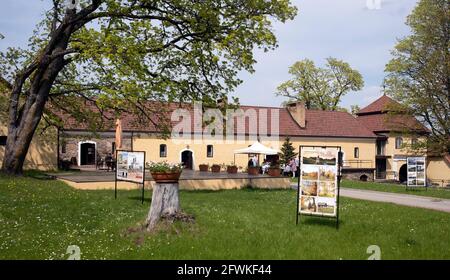 Blick auf den Innenhof des Schlosses von Šlokenbeka in Milzkalne Lettland Stockfoto