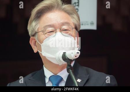 Namyangju, Südkorea. Mai 2021. Lee Jae-Myung, südkoreanischer Gouverneur von Gyeonggi, spricht während einer Zeremonie, um Buddhas Geburtstag im Bongseonsa-Tempel zu feiern. Lee Jae-Myung ist derzeit Spitzenreiter unter den potenziellen Präsidentschaftskandidaten der regierenden Demokratischen Partei. Die nächsten Präsidentschaftswahlen in Südkorea sind für den 9. März 2022 geplant. (Foto von Jaewon Lee/SOPA Images/Sipa USA) Quelle: SIPA USA/Alamy Live News Stockfoto