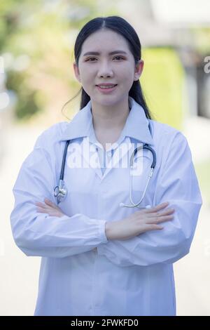 Porträt der Frau Doktor stehen außen Krankenhaus Stockfoto