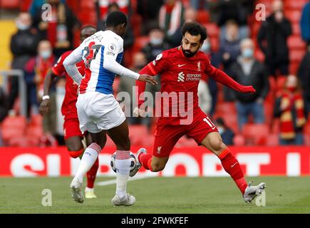 Tyrick Mitchell aus dem Crystal Palace (links) und Mohamed Salah aus Liverpool kämpfen während des Spiels der Premier League in Anfield, Liverpool, um den Ball. Bilddatum: Sonntag, 23. Mai 2021. Stockfoto