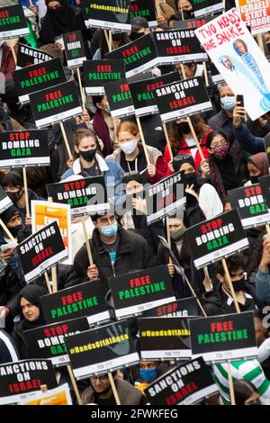 22/05/2021 Palästina-solidaritätsmarsch Londoner Demonstranten nehmen an einem Demonstration in London, um gegen den jüngsten israelischen Bombenanschlag zu protestieren Kampagne Stockfoto