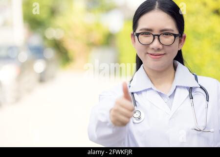 Porträt der Frau Doktor stehen außen Krankenhaus Stockfoto