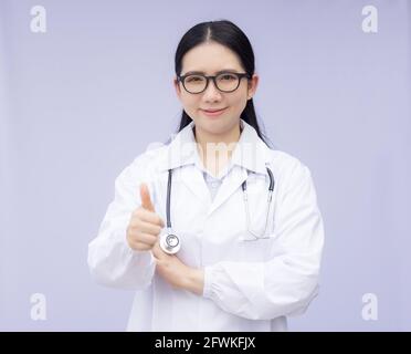 Porträt einer Ärztin, die im Krankenhaus steht Stockfoto