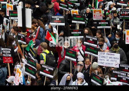 22/05/2021 Palästina-solidaritätsmarsch Londoner Demonstranten nehmen an einem Demonstration in London, um gegen den jüngsten israelischen Bombenanschlag zu protestieren Kampagne Stockfoto